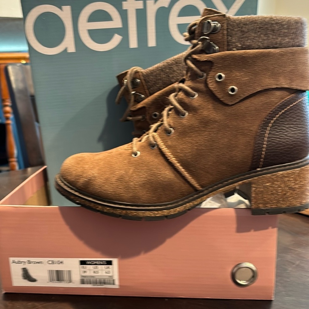 Women’s boots brown size 8 1/2